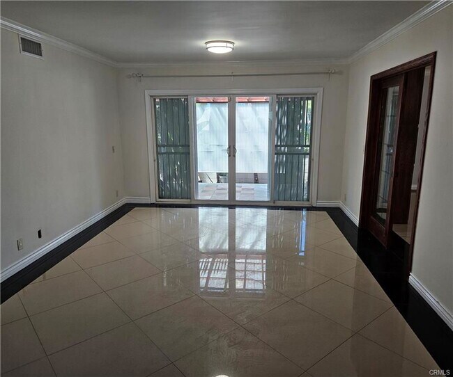 Building Photo - 402 E Cypress Ave