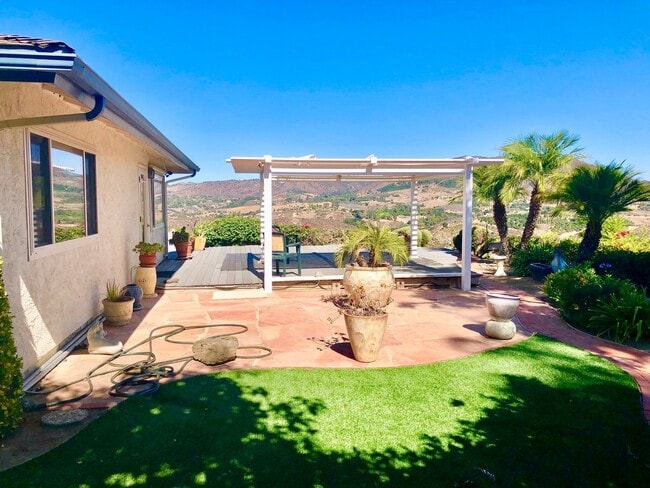 Building Photo - Beautiful Custom Home in Fallbrook, just m...