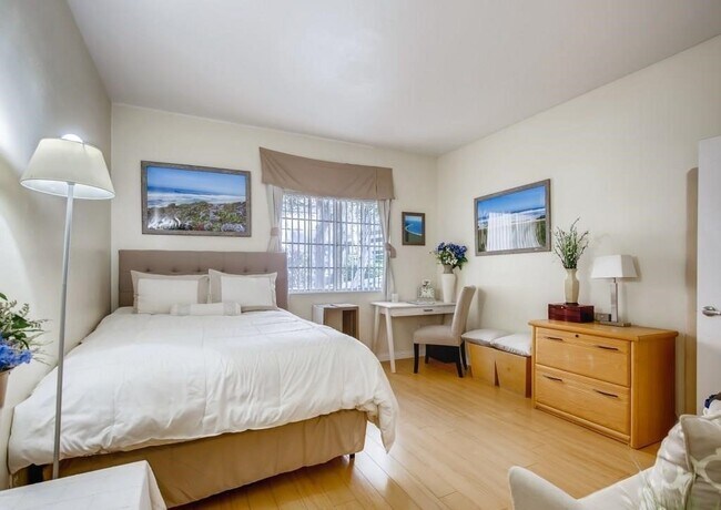 Building Photo - Charming Condo in Prime Location - Upgraded Kitchen, Abundant Amenities, and Award-Winning Schools!