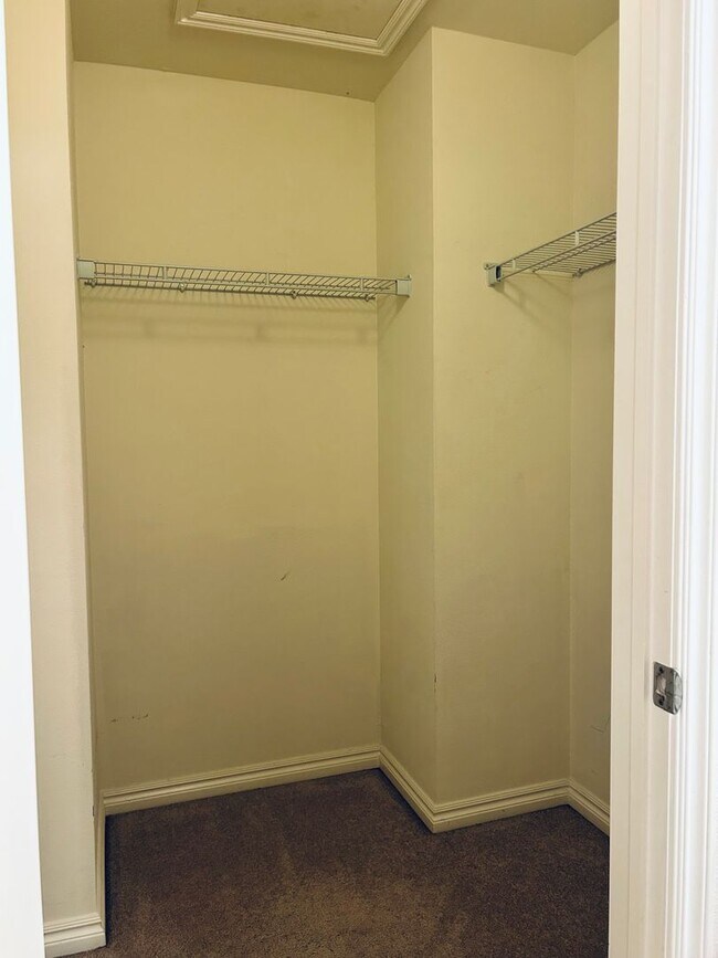 Building Photo - Spacious Townhome, Close to Fort Riley!