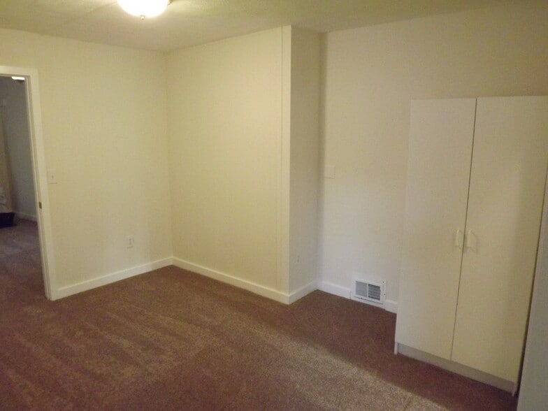 Building Photo - 115 N Park St