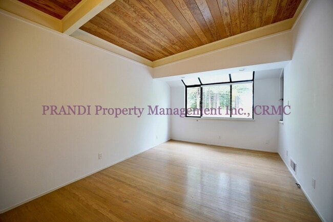 Building Photo - "Spacious 4-Bedroom Oasis with 3 Full Baths in Beautiful Kent Woodlands"