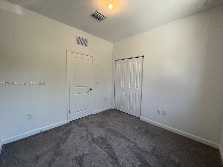 Building Photo - 875 NE 211th St