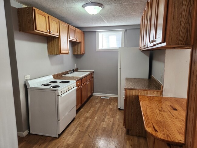 Building Photo - 106 W Comanche Ave