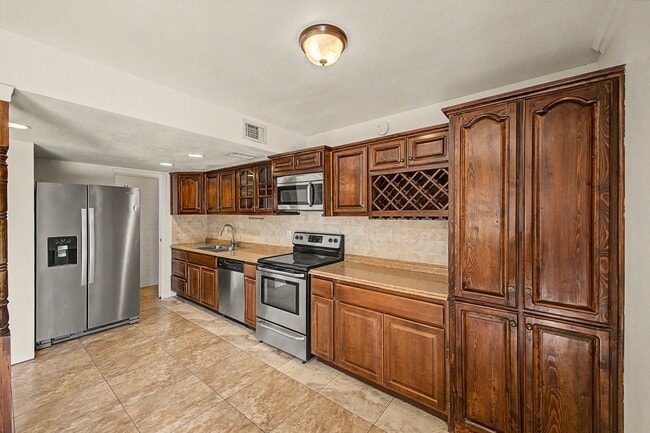 Building Photo - ***INCREDIBLE TOWNHOME with ALL appliances & water, sewer, trash INCLUDED!