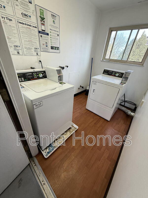 Building Photo - 512 E Monroe Dr