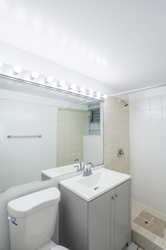 Building Photo - 1318 W Foster Ave