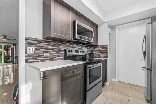 Building Photo - 2037 S Seacrest Blvd