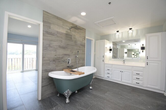 Building Photo - 6003 Long Leaf Dr