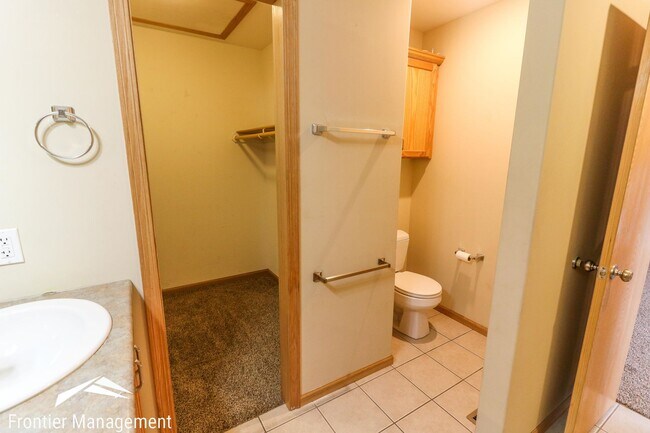 Building Photo - Amazing 3 bedroom 2.5 bathroom duplex in a quiet neighborhood!