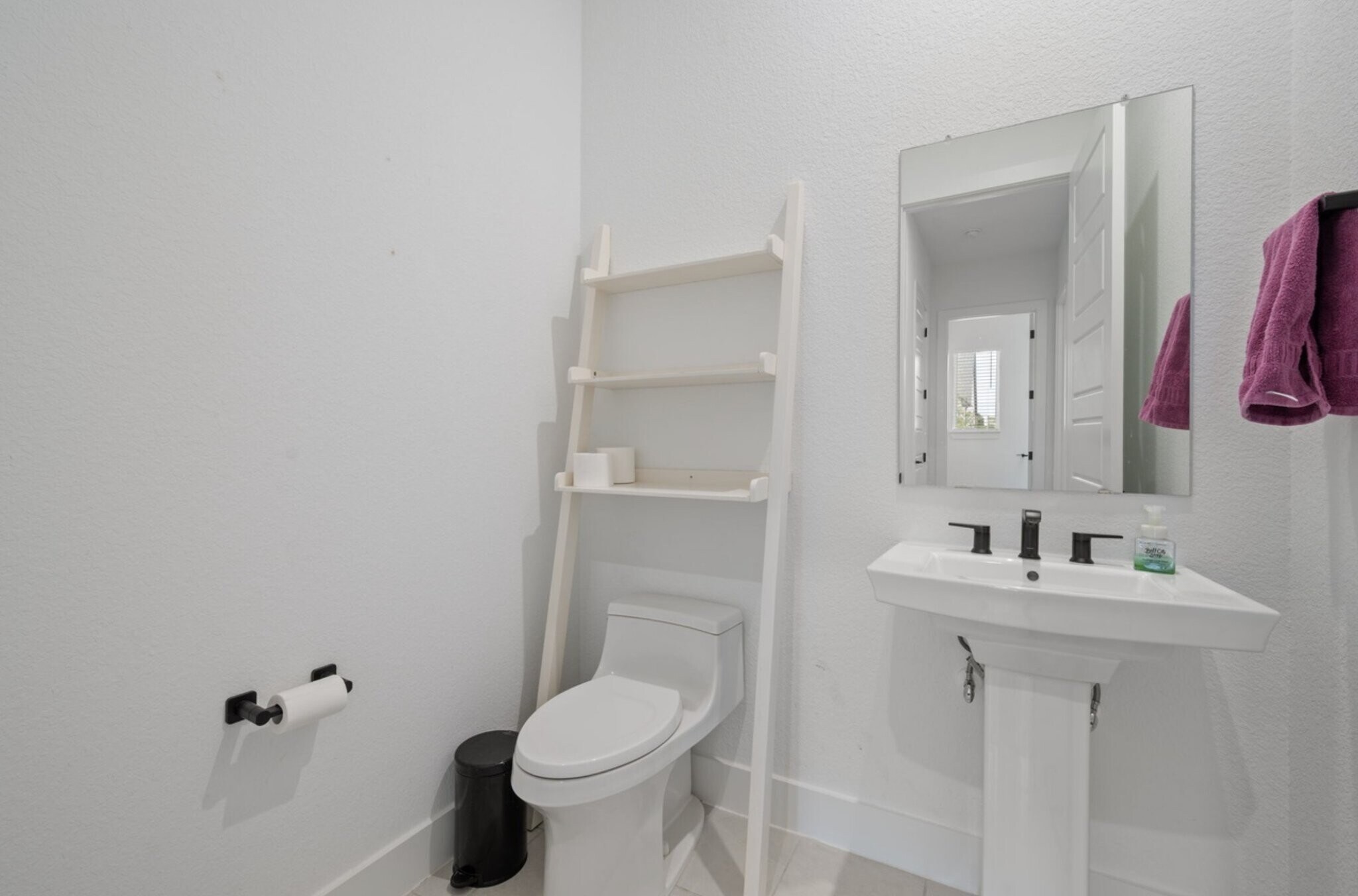 Building Photo - 616 Hallwood Dr