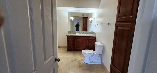 Building Photo - 200 W 2nd St