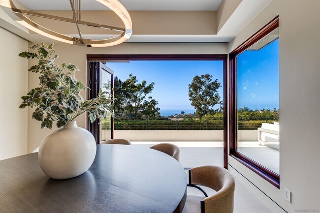 Building Photo - 8070 La Jolla Scenic Dr N