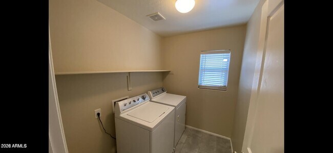 Building Photo - 3775 E Santa Fe Ln