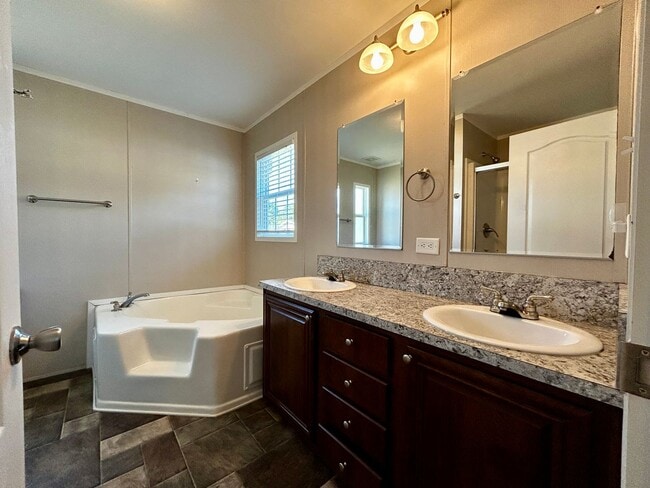 Building Photo - 3 Bedroom/2 bathroom home for rent