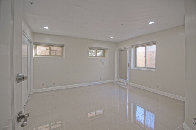 Building Photo - 301 35th St
