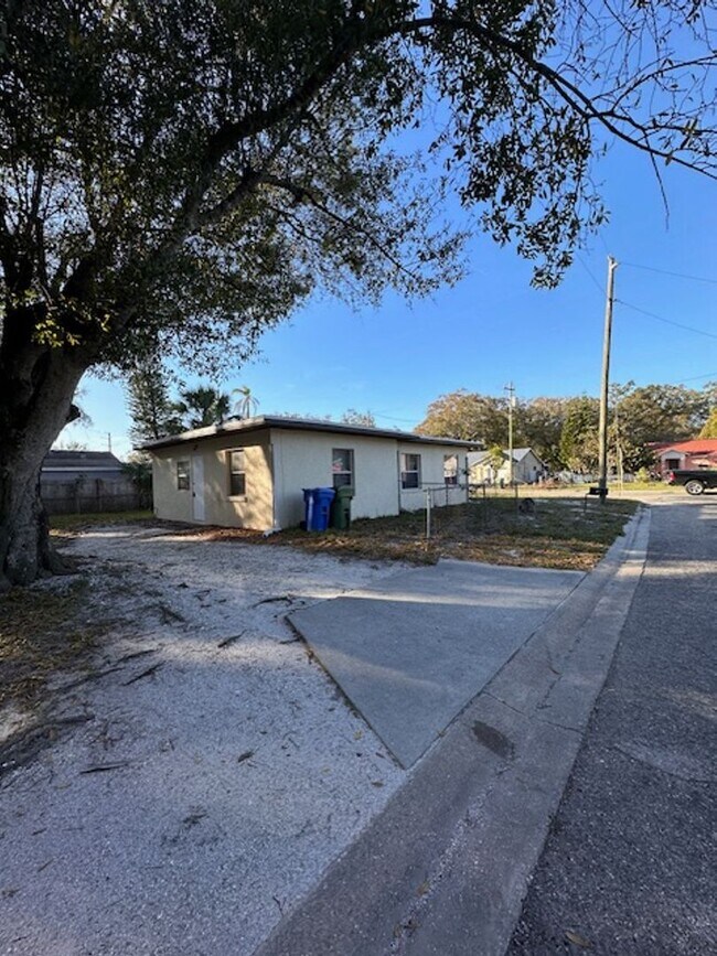 Building Photo - 2118 9th Ave E
