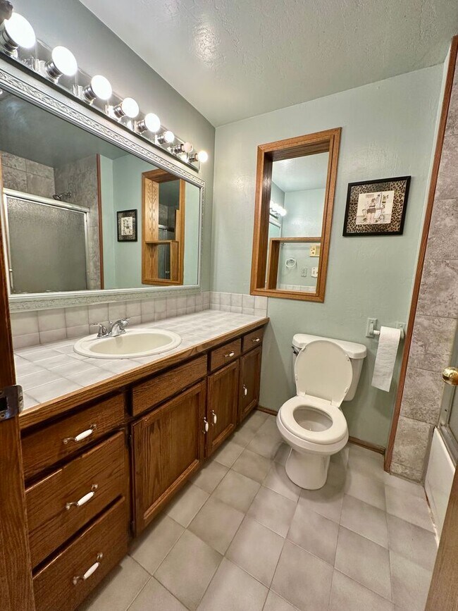 Building Photo - 1409 NW Portland Ave