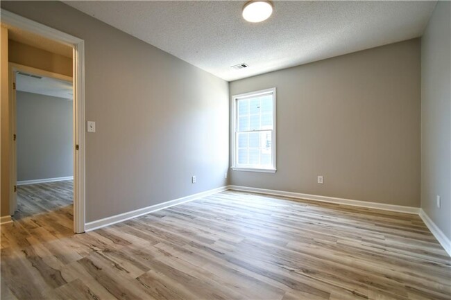 Building Photo - 340 Avebury Ct