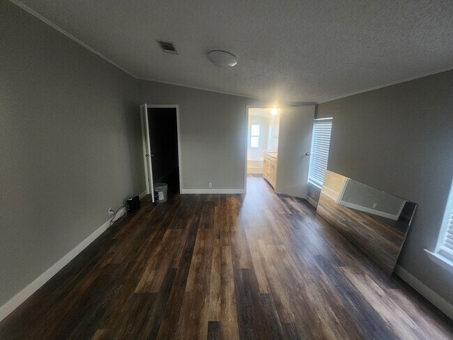 Building Photo - 521 N Volusia St