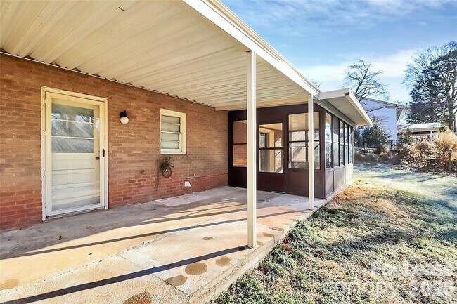 Building Photo - 526 Julia Ave