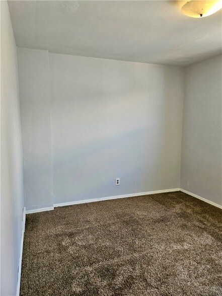 Building Photo - 627 5th Ave