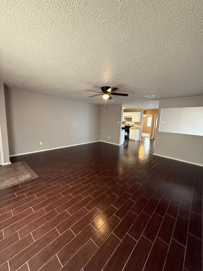 Building Photo - Newly Remodeled 3 BR 2 Bath!