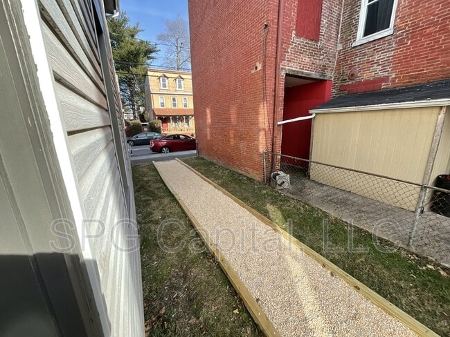 Building Photo - 122 Ann St