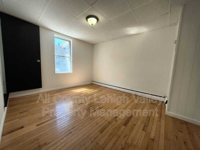 Building Photo - 546 Thomas St