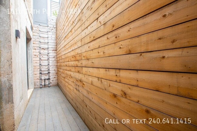 Building Photo - 1016 17th Pl NE