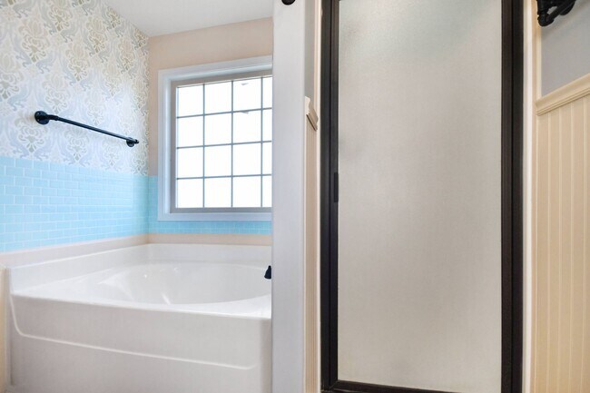 Building Photo - Pet Friendly Three Bedroom with Bonus!