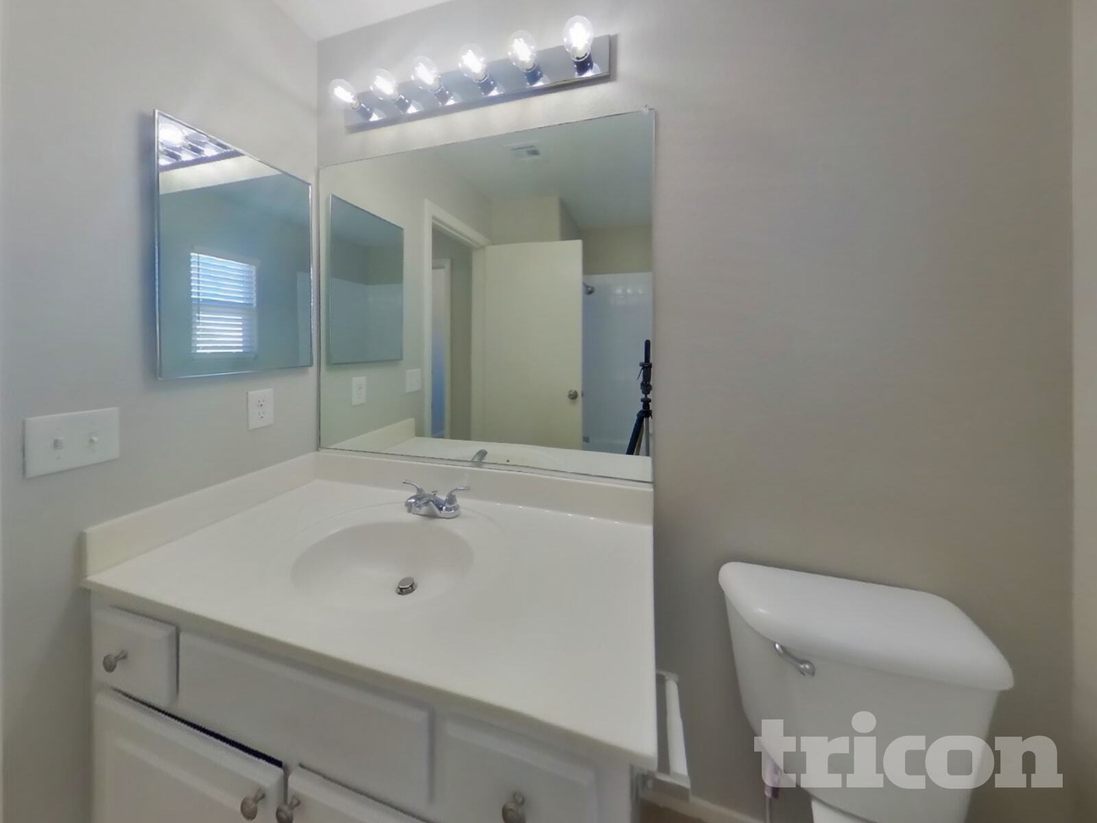 Building Photo - 8716 Honey Vine Ave