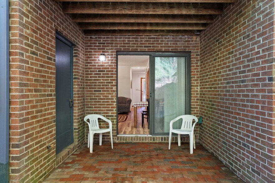 Building Photo - 609 Hillsborough St