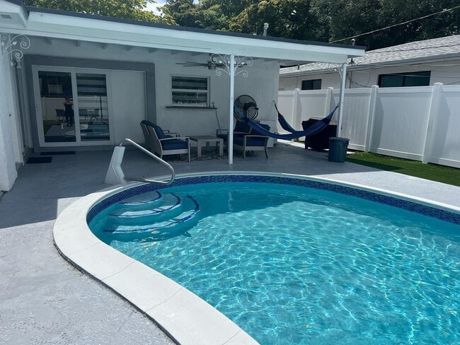 Building Photo - 5311 Pierce St