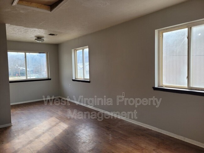 Building Photo - 130 Elm St