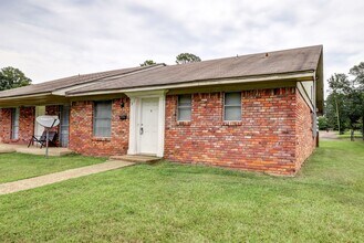 Building Photo - COMING SOON: 3 Bedroom 2 Bath Fourplex | B...