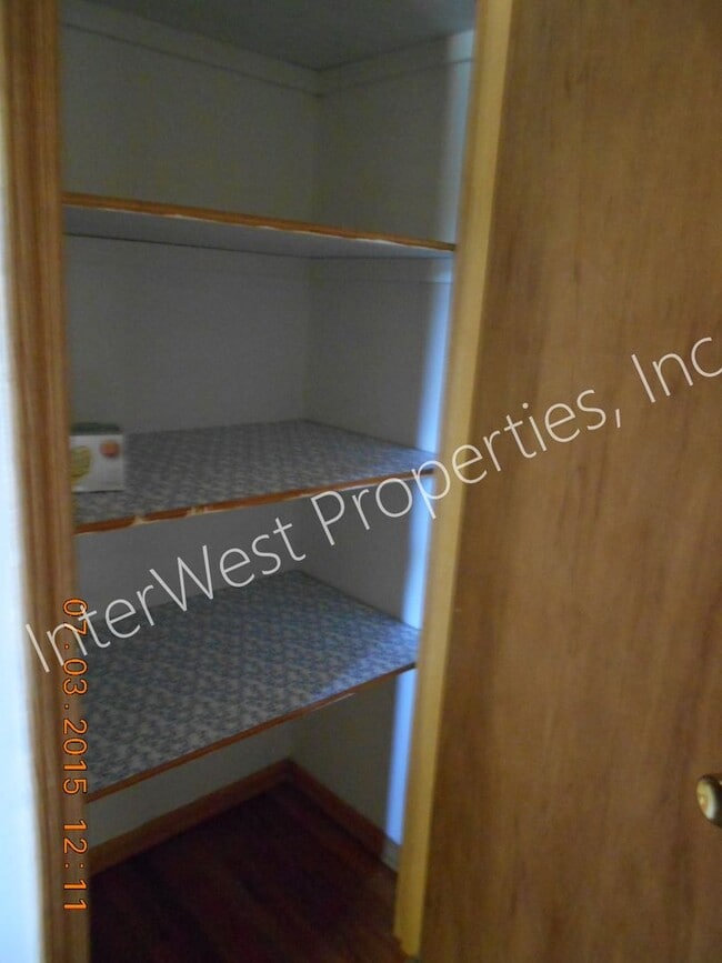 Building Photo - 3 Bedroom Ranch Style on Cul De Saq with Fenced Yard, Wood Stove & Garage!