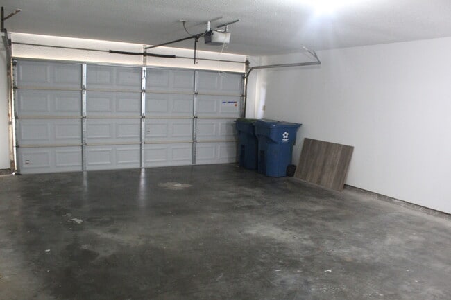 Building Photo - 1414 N Live Oak St