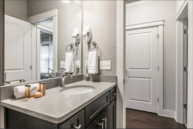 Building Photo - Belmont / Vanderbilt University Condo!!