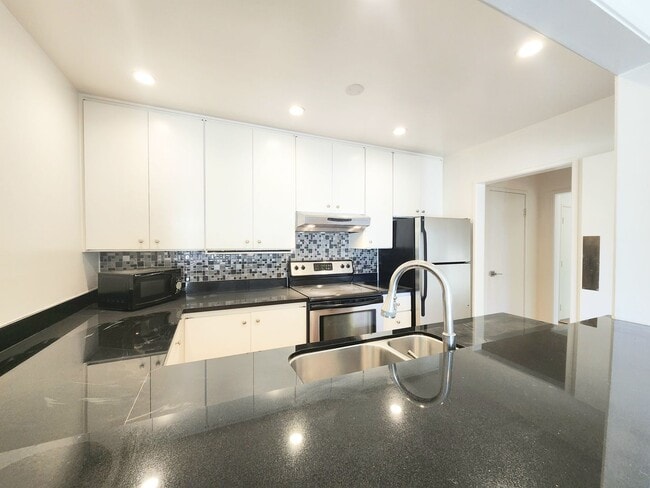 Building Photo - Top floor large 2 bed 2 bath open views at Woodlake