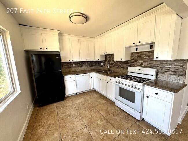 Building Photo - 207 E 24th St