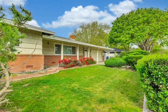 Building Photo - 1020 Seamas Ave