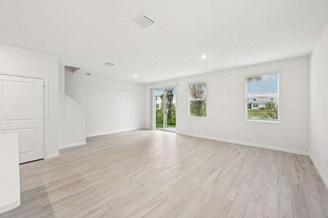 Building Photo - 569 Salisbury Cir