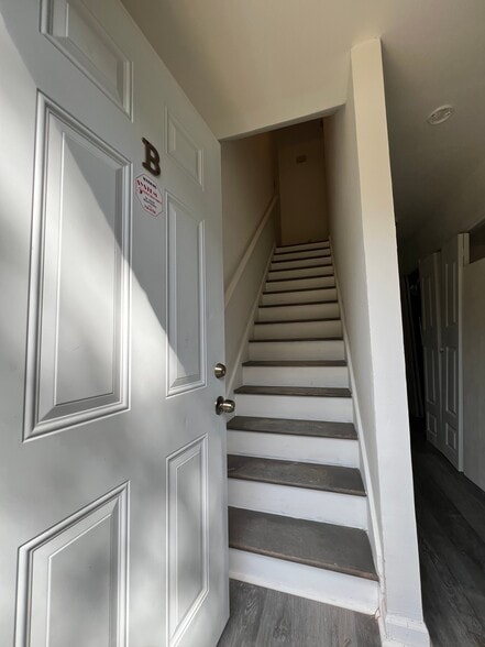 Building Photo - 424 Tarragon Wy SW