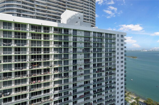 Building Photo - 1750 N Bayshore Dr