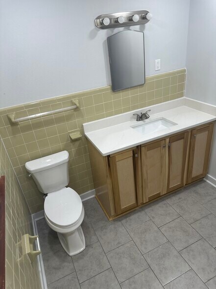 Building Photo - 729 Kenney St