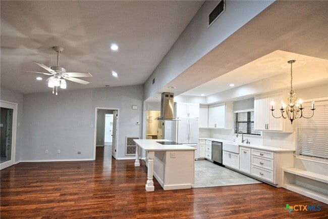 Building Photo - 1215 Clearwater Dr