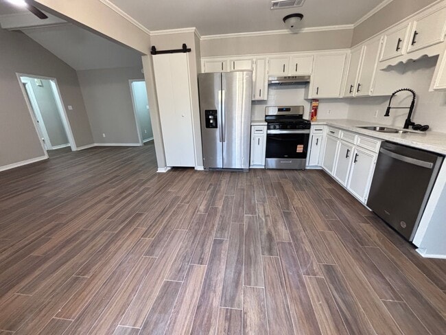 Building Photo - THIS HOME IS READY TO STEAL YOUR HEART WITH IT'S CHARM.