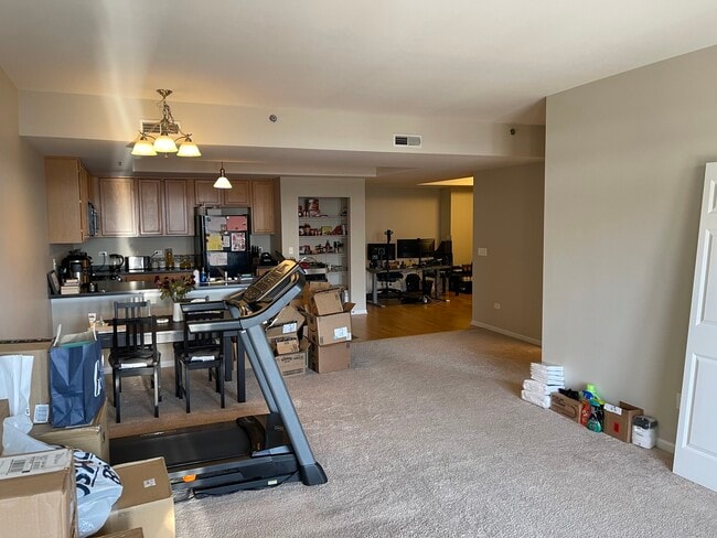 Building Photo - 6400 N Northwest Hwy