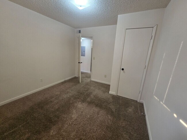 Building Photo - 279 Yelton Ct